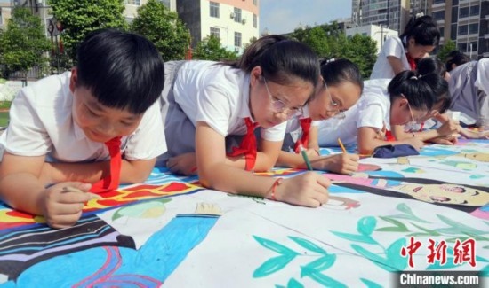 圖為學(xué)生們用手中畫筆在進(jìn)行創(chuàng)作。 興業(yè)縣融媒體中心供圖