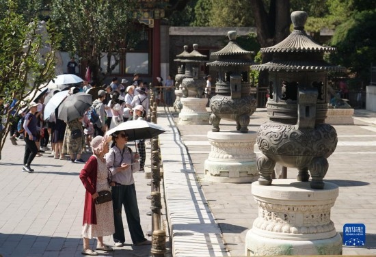 6月22日，游人在北京頤和園參觀游覽。新華社記者 任超 攝