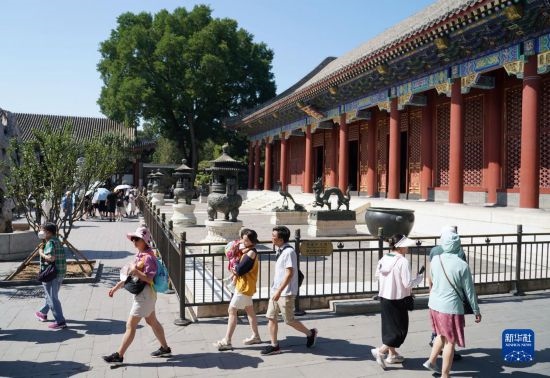 6月22日，游人在北京頤和園參觀游覽。新華社記者 任超 攝