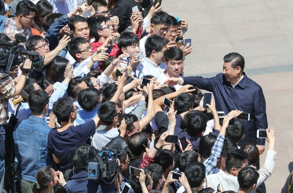 2018年5月2日，習(xí)近平來到北京大學(xué)考察。圖為習(xí)近平離開學(xué)校時(shí)同道路兩旁師生親切握手。 新華社記者 王曄 攝