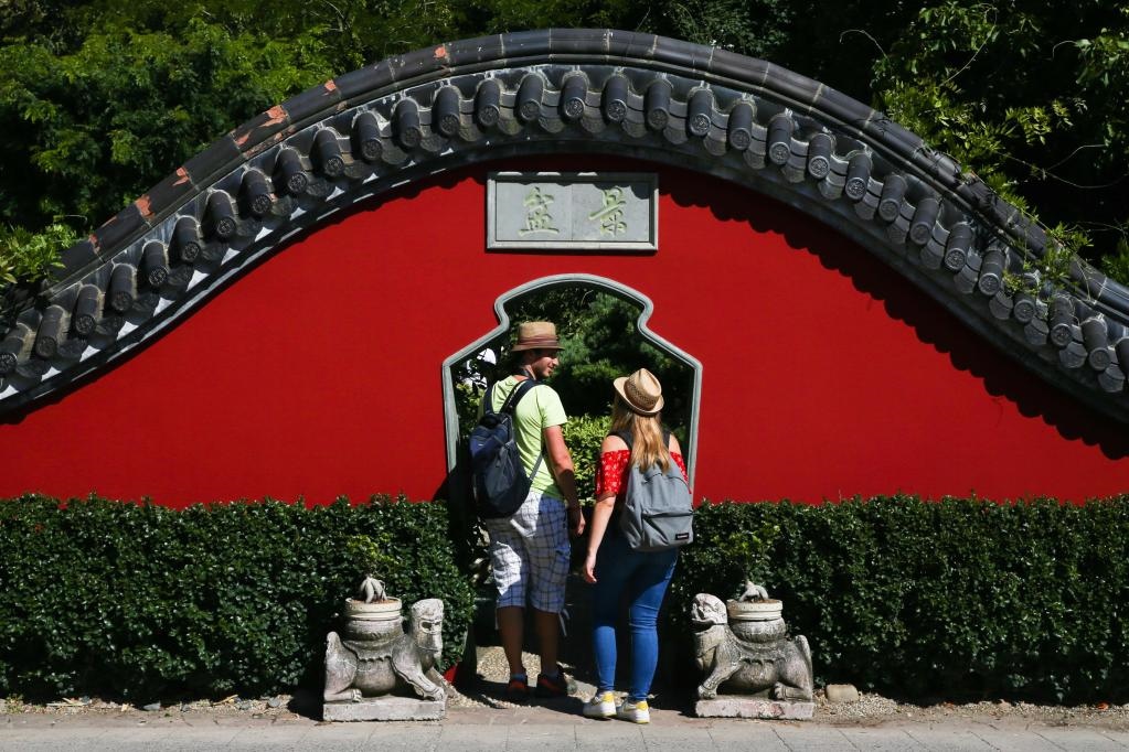 在比利時(shí)布呂熱萊特市，游客參觀天堂動(dòng)物園的中國(guó)園。