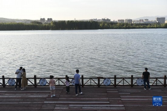 6月23日，游人在三門峽市黃河公園內(nèi)休閑。
