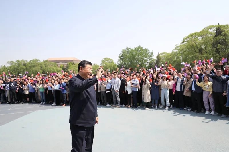 2021年4月19日，在清華大學(xué)建校110周年校慶日即將來臨之際，習(xí)近平來到清華大學(xué)考察。圖為習(xí)近平離開學(xué)校時(shí)，同師生們揮手致意。新華社記者 鞠鵬 攝