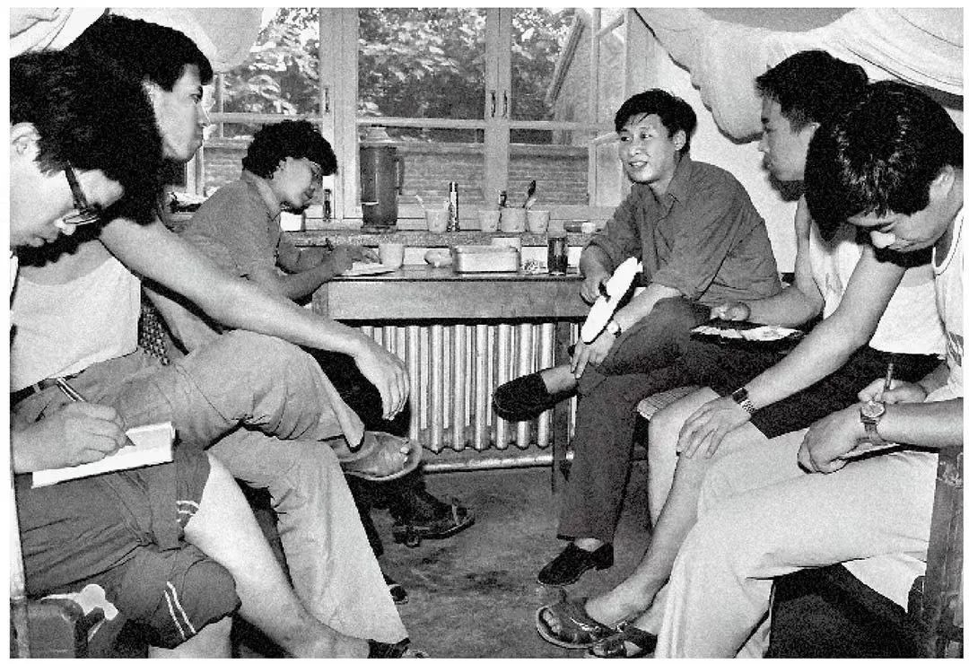 1984年7月29日，習(xí)近平與中國(guó)人民大學(xué)暑期社會(huì)實(shí)踐團(tuán)成員在正定縣政府招待所宿舍座談。（圖源：《習(xí)近平與大學(xué)生朋友們》）