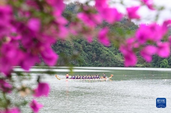 6月22日，重慶市酉陽土家族苗族自治縣酉水河鎮(zhèn)河灣村，參賽選手進行龍舟比賽。