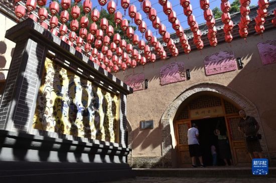 6月23日，游人在三門峽市陜州地坑院景區(qū)內(nèi)游覽。