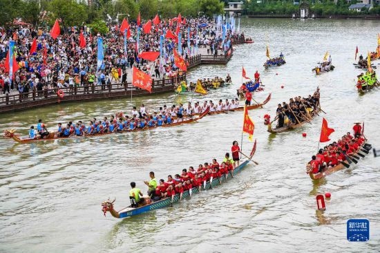 6月23日，在貴州省黔東南苗族侗族自治州施秉縣舉行的獨木龍舟節(jié)上，獨木龍舟進行水上巡游。
