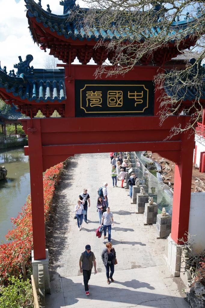 在比利時(shí)天堂動(dòng)物園的中國(guó)園，游客從牌樓下走過(guò)。