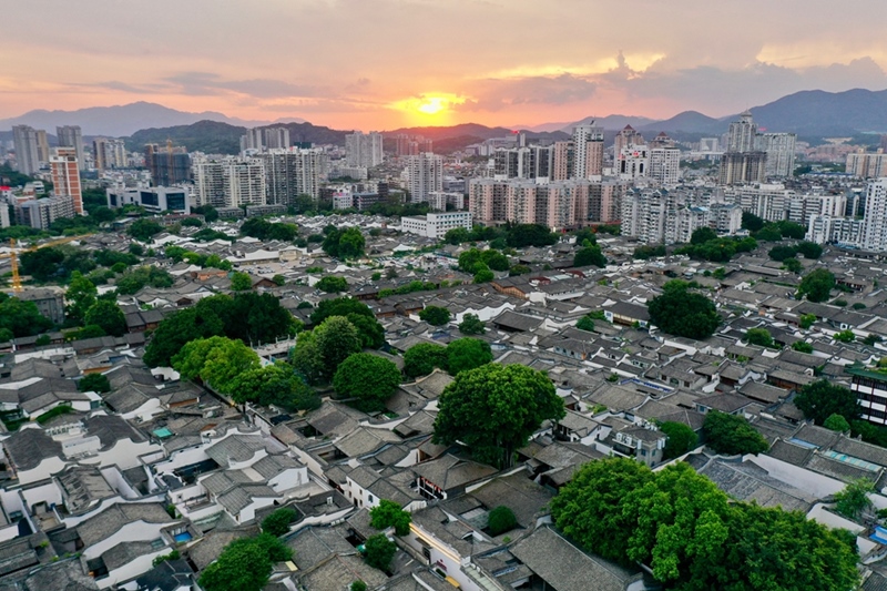 2021年7月10日，夕陽(yáng)映照下的福州三坊七巷文化歷史街區(qū)。
