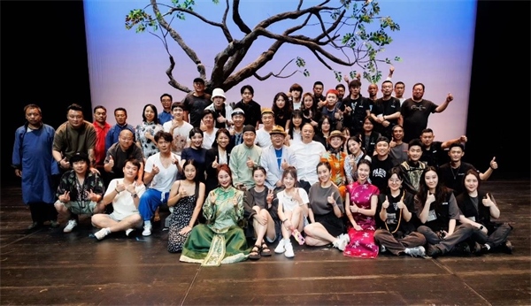 《斷金》百場演職人員合影。龍馬社供圖