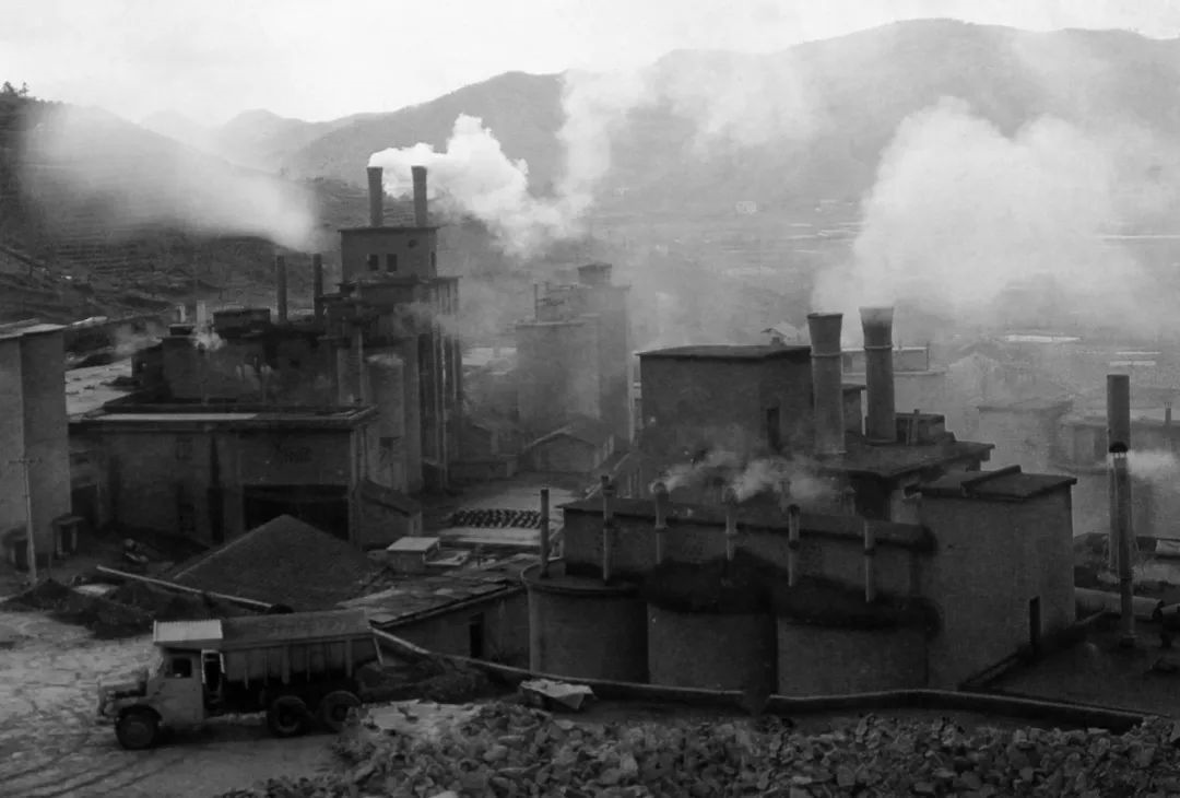 上世紀(jì)80年代，余村開礦山、辦水泥廠。（圖源：安吉縣委宣傳部）