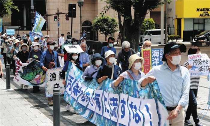 6月20日，日本民眾在福島縣政府周圍舉行抗議活動，強烈反對核污水排海計劃。（圖片來源：《東京新聞》）