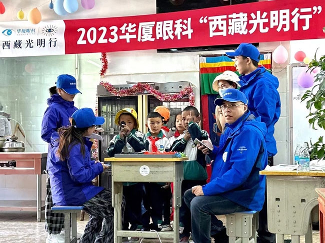 華廈眼科醫(yī)務人員對當?shù)厣倌陜和M行近視、弱視、斜視篩查。人民網(wǎng)記者 李棟攝