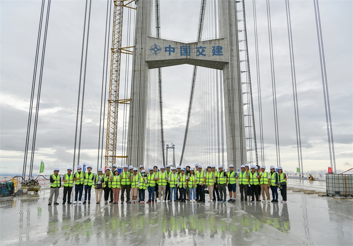 瀾湄六國媒體記者代表在建設(shè)中的深中通道伶仃洋大橋施工現(xiàn)場合影。（中交集團供圖）