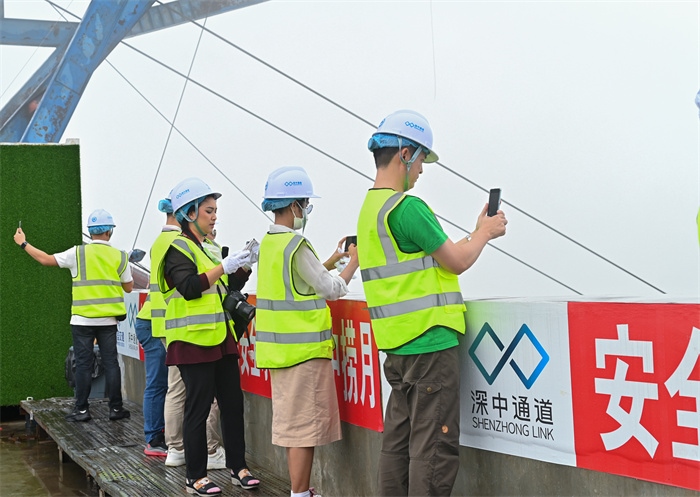 瀾湄六國媒體記者代表在建設(shè)中的深中通道伶仃洋大橋270米高塔之上拍照。中交集團供圖