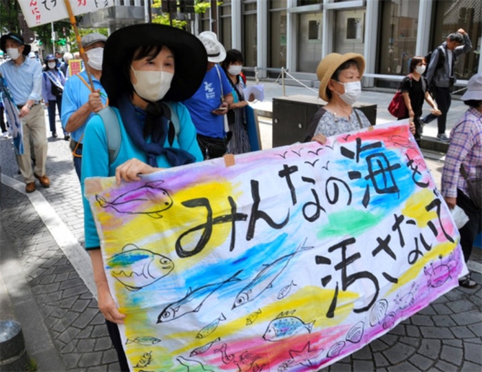 2023年6月20日，日本民眾在福島縣政府周圍舉行抗議活動(dòng)，強(qiáng)烈反對(duì)核污水排海計(jì)劃，呼吁保護(hù)漁業(yè)資源。圖片來(lái)源：《朝日新聞》