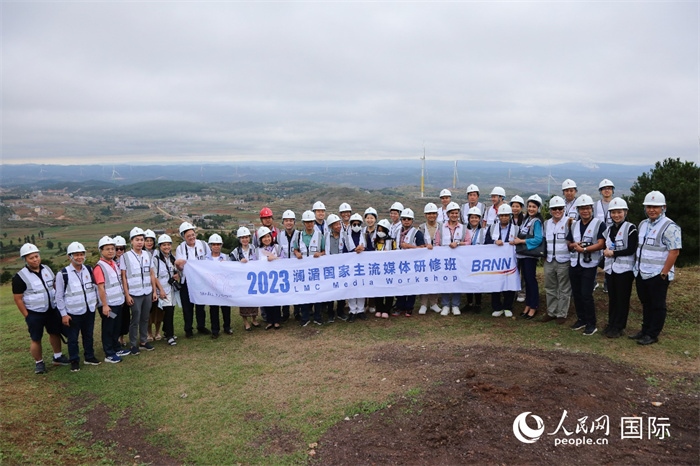 瀾湄記者團在富源西風電基地合影留念。人民網(wǎng) 李發(fā)興攝