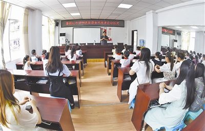  圖②：法院干警向參加活動(dòng)的學(xué)生和家長(zhǎng)講解暑假安全教育知識(shí)。