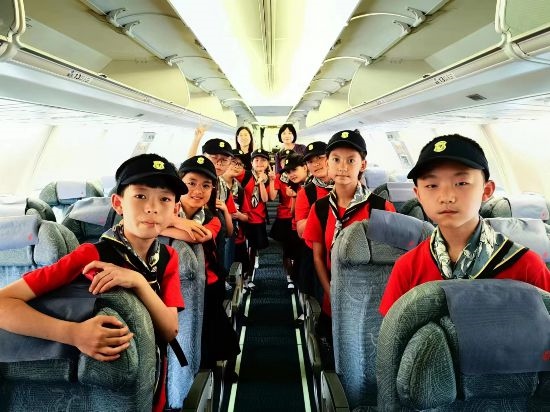 文縣東壩童聲合唱團(tuán)的孩子們?cè)陲w機(jī)上。