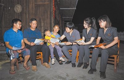 “法治屋場會”上，法院黨員志愿服務隊在給種植戶普及法律知識。