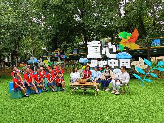 文縣東壩童聲合唱團(tuán)的孩子們?cè)谘胍暣箫L(fēng)車基地錄制節(jié)目。