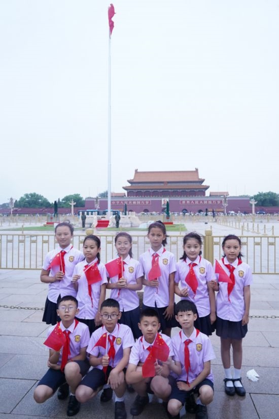 文縣東壩童聲合唱團(tuán)的孩子們?cè)谔彀查T廣場(chǎng)合影。