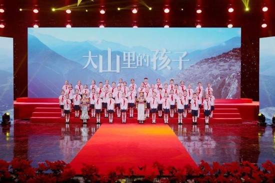 文縣東壩童聲合唱團(tuán)的孩子們?cè)诟拭C廣播電視總臺(tái)青少頻道錄節(jié)目。