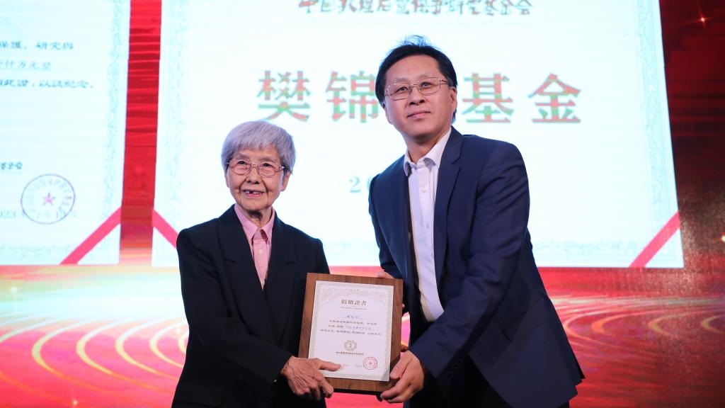 國(guó)家文物局黨組成員、副局長(zhǎng)解冰（右）為樊錦詩（左）頒發(fā)捐贈(zèng)證書。新華社記者張睿 攝