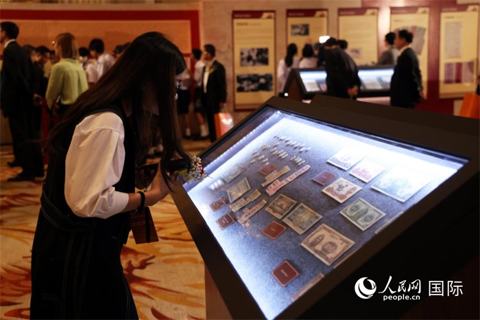 觀眾在“三江出海 一紙還鄉(xiāng)”僑批歷史文化展上觀賞展品。人民網(wǎng)記者楊一攝