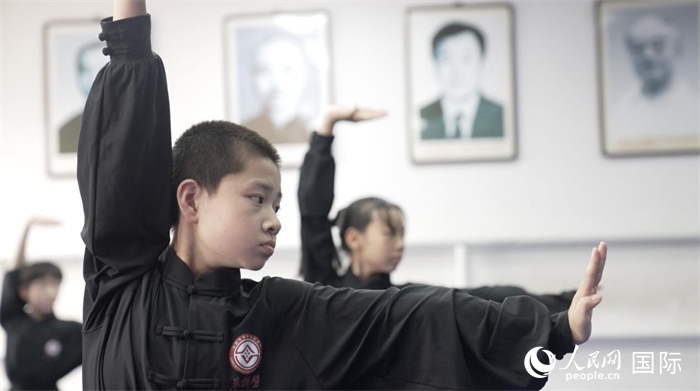 正在練習(xí)劈掛拳的武術(shù)學(xué)童。人民網(wǎng)記者 袁蒙攝