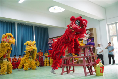 開課儀式現(xiàn)場(chǎng)，疏附縣第一中學(xué)舞獅隊(duì)的醒獅表演。