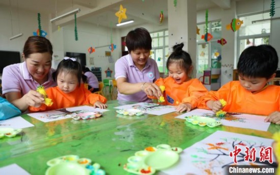 在肥西縣山南鎮(zhèn)中心幼兒園，孩子們在老師的指導(dǎo)下作畫。陳家樂 攝