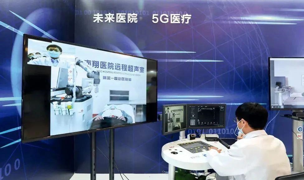 2021年5月7日，上海瑞金醫(yī)院，醫(yī)生通過(guò)遠(yuǎn)程控制5G機(jī)械臂為病人做B超。