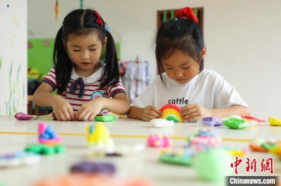 在肥西縣山南鎮(zhèn)中心幼兒園，孩子們在做彩色泥塑。陳家樂 攝