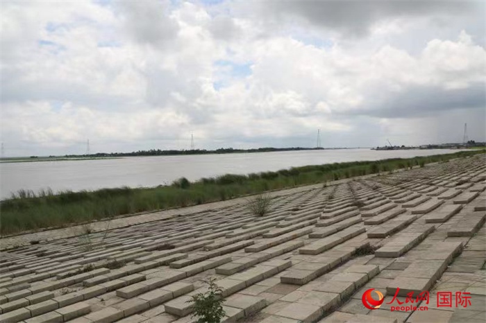 孟加拉國帕德瑪大橋河道整治工程北岸整治區(qū)域長1.5千米，南岸長11.5千米，是目前世界上規(guī)模最大的河道整治工程。人民網(wǎng)記者 孫廣勇攝