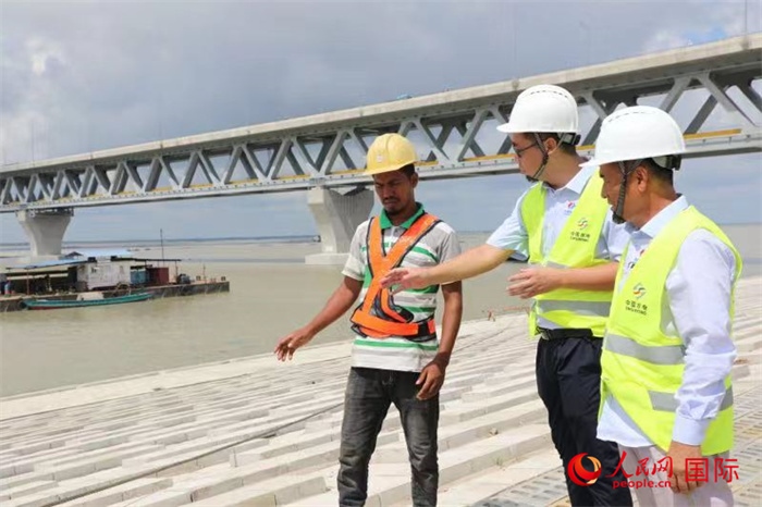 孟加拉國帕德瑪大橋河道整治工程北岸整治區(qū)域長1.5千米，南岸長11.5千米，是目前世界上規(guī)模最大的河道整治工程。人民網(wǎng)記者 孫廣勇攝