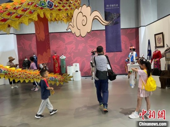 市民參觀展覽。祝歡 攝
