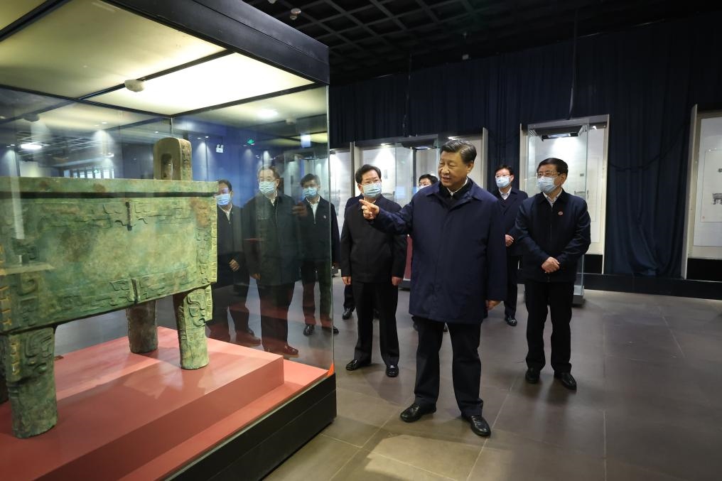 2022年10月26日至28日，中共中央總書記、國家主席、中央軍委主席習(xí)近平在陜西省延安市、河南省安陽市考察。這是28日下午，習(xí)近平在安陽市殷墟博物館考察。新華社記者 鞠鵬 攝