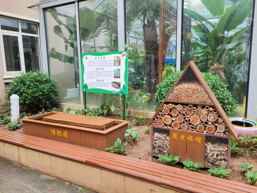 7月14日，大連市甘井子區(qū)實驗小學(xué)“識嫣園”里的堆肥箱。新華社記者張博群攝