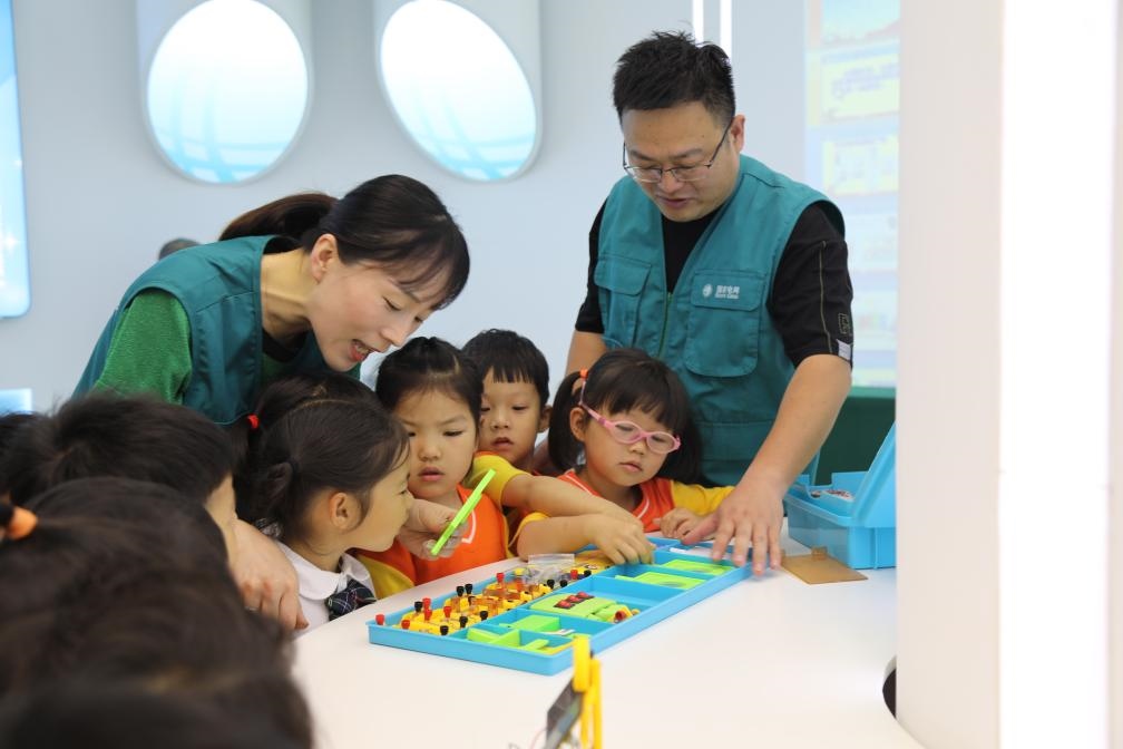 7月12日，浙江寧波奉化區(qū)實驗小學(xué)，暑托班孩子學(xué)習(xí)暑期安全用電和節(jié)能知識。新華社記者張璇攝