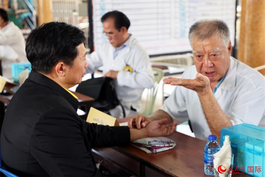 泰國中醫(yī)師為泰國春武里府最高行政長官威塔亞號脈問診。人民網(wǎng)記者 楊一攝