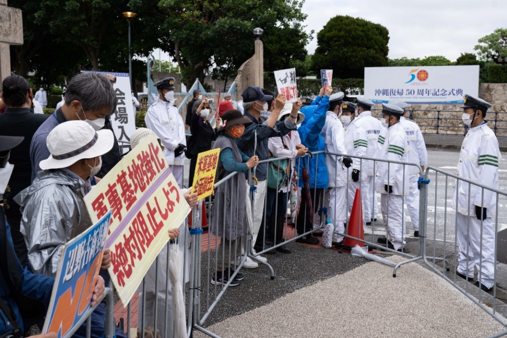 2022年5月15日，在日本沖繩，人們?cè)跊_繩回歸日本本土50周年紀(jì)念儀式現(xiàn)場外抗議。新華社記者張笑宇攝
