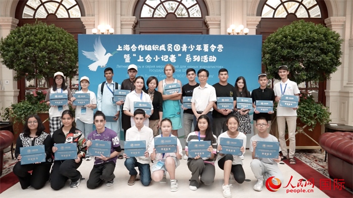 主辦單位為“上合小記者”頒發(fā)證書。實習生 方明軒攝