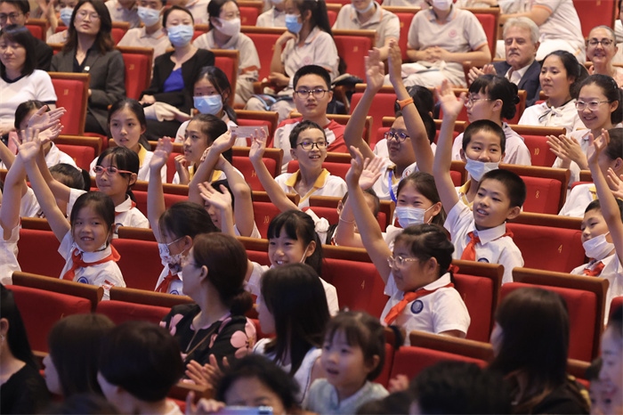 觀看演出的中小學(xué)生。中外語(yǔ)言交流合作中心供圖