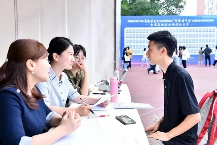 2023年5月7日，四川省2023屆高校畢業(yè)生專場招聘會暨“百校對千企”大型校企對接交流活動在成都理工大學舉行。（四川省教育廳供圖）