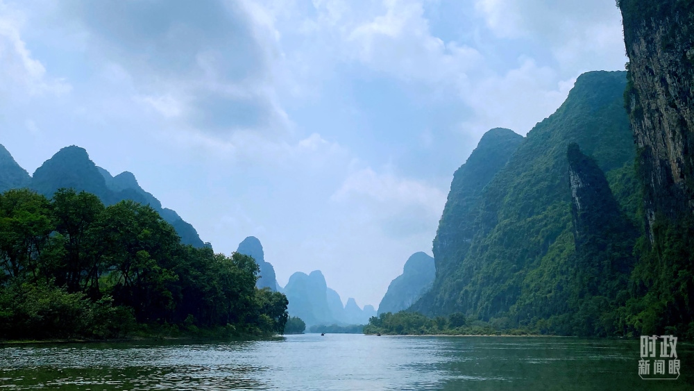 漓江流域國家地表水考核斷面連續(xù)6年保持Ⅱ類水質(zhì)，2022年漓江入選國家首批美麗河湖案例。（總臺央視記者張宇拍攝）