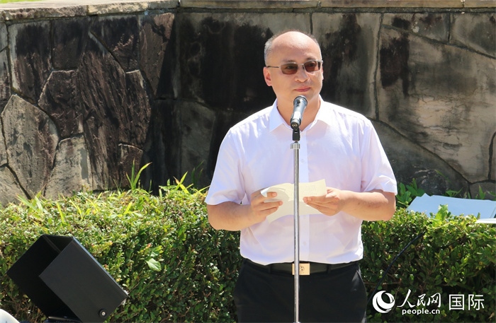 昆明市副市長安恩法在紀(jì)念儀式上致辭。人民網(wǎng) 許可攝
