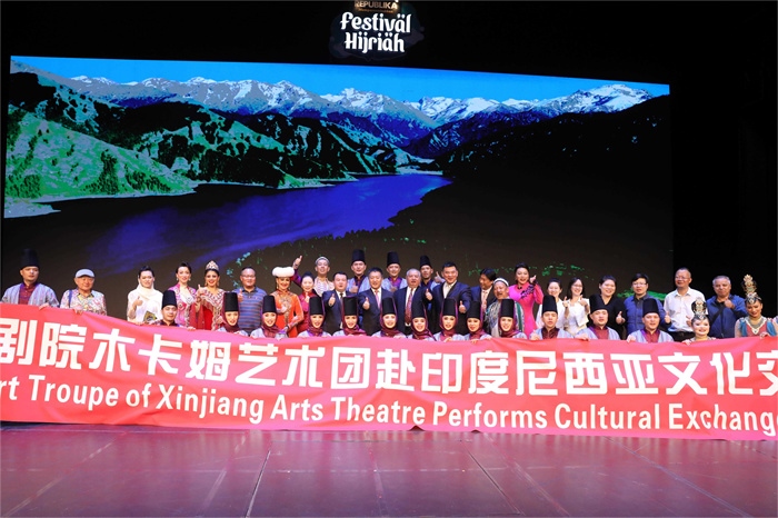 演出結(jié)束后陸慷大使和夫人及印尼官員與演職人員合影。中國(guó)駐印度尼西亞大使館供圖