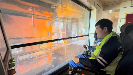 國家電投內(nèi)蒙古公司南露天煤礦裝車站司機石繼立的操縱下，一次性60噸的煤炭穩(wěn)穩(wěn)裝入車廂。人民網(wǎng) 金洪花攝