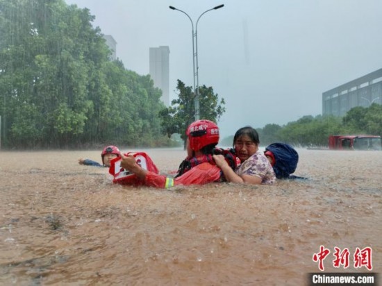 湖北咸寧暴雨引發(fā)內(nèi)澇， 消防營救民眾 朱燕林 攝